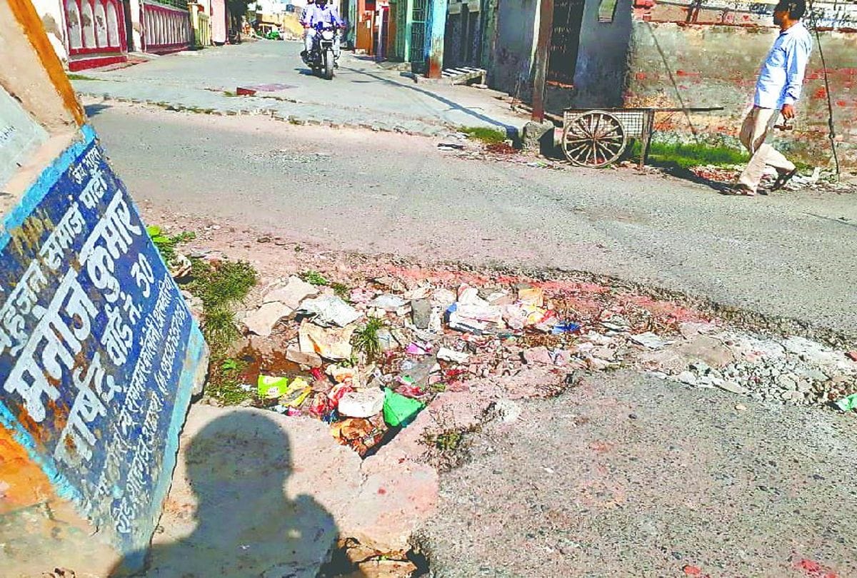 Sewer And Garbage Dumb Infront Of Nagar Nigam Members House