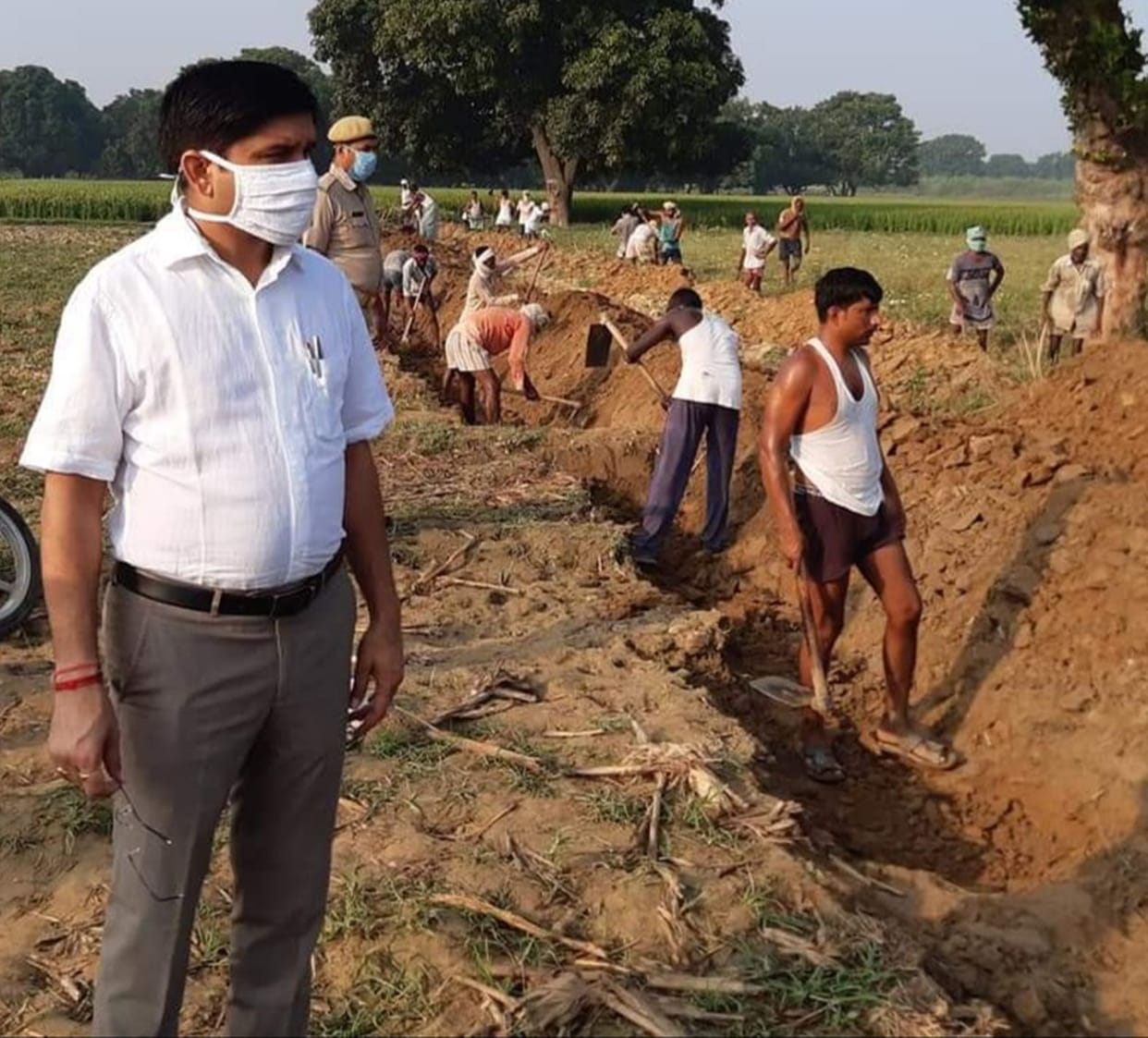 14 workers less in drainage, dirt found in pond