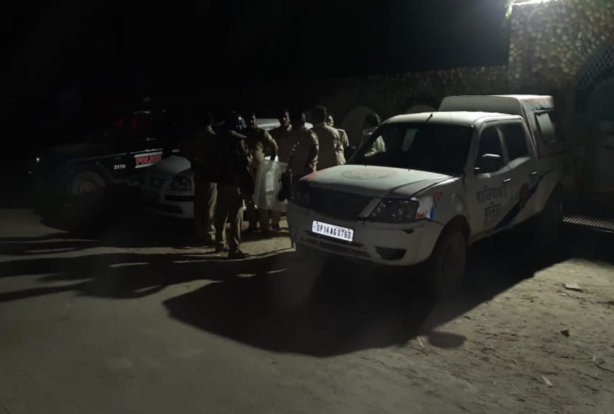 ghaziabad police attacked and stone pelted by group of people rescued history sheeter from their possession