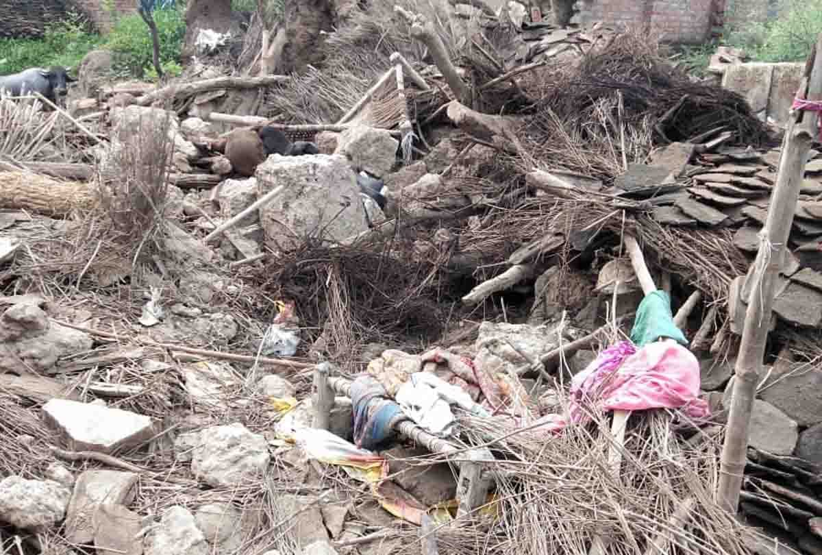 house collaps in rain couple injured in chitrakoot