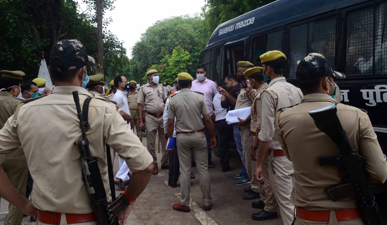 Prayagraj News Allahabad People shouting slogans at IG office, complaint reached, case on 30 people