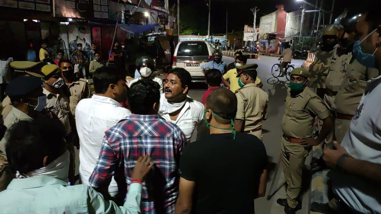 Prayagraj Crime News Allahabad Dispute over stopping safari during checking, lawyers-police clash