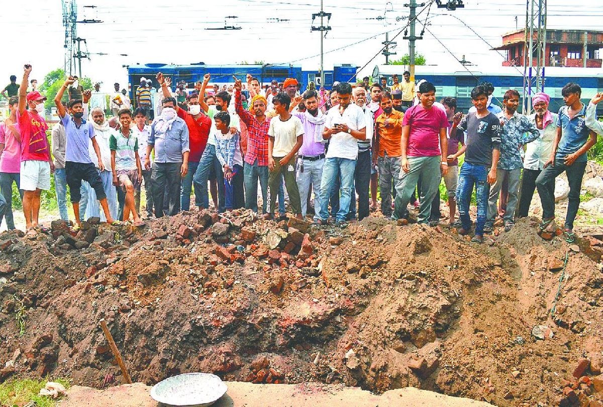 Nagla Pulia locals protest outside the MP house in agra