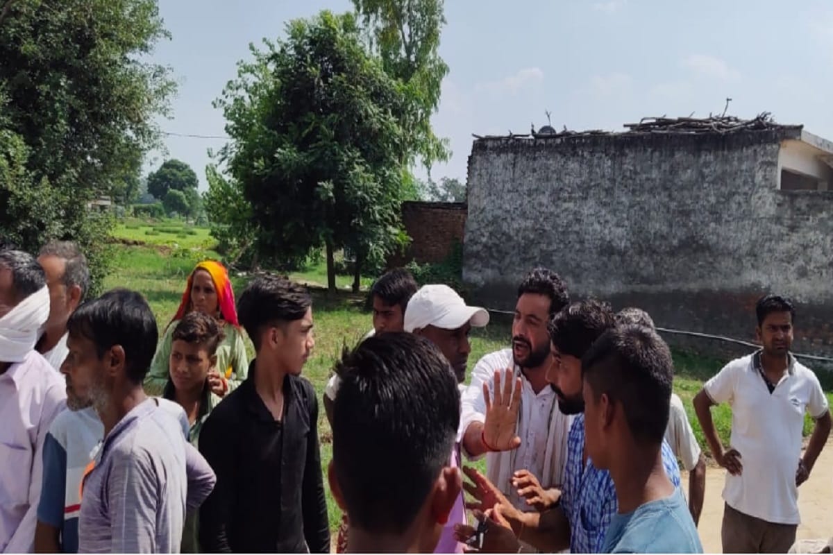 UP News: The Villagers attack BDO and Panchayat officer in a village in Shamli