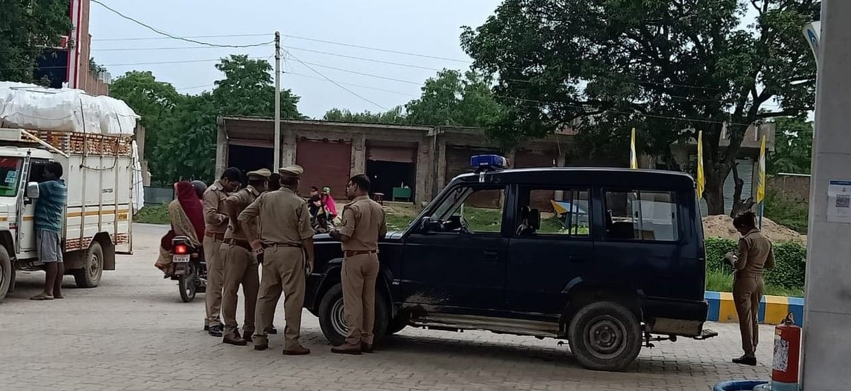 Gun shot at petrol pump in pratapgarh