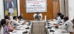 कलेक्ट्रेट परिसर में अधिकारियों के साथ बैठक करते डीएम आशुतोष निरंजन।