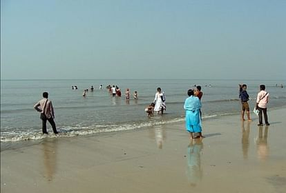 Woman drowns in Sea at Bandra Juhu Beach shut for visitors mumbai latest news in hindi