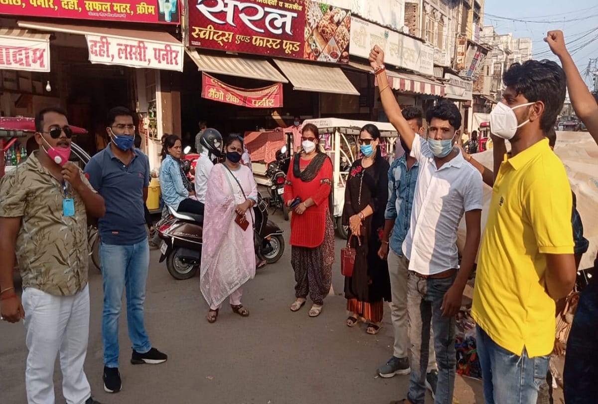 Karni Sena holds protest in Ayodhya chowk in support of kangana Ranaut against Uddhav Thackrey