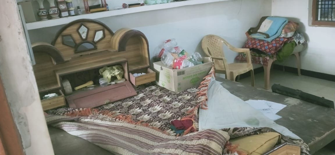 Pratapgarh: Lakhs stolen from former Pradhan's house in Raniganj