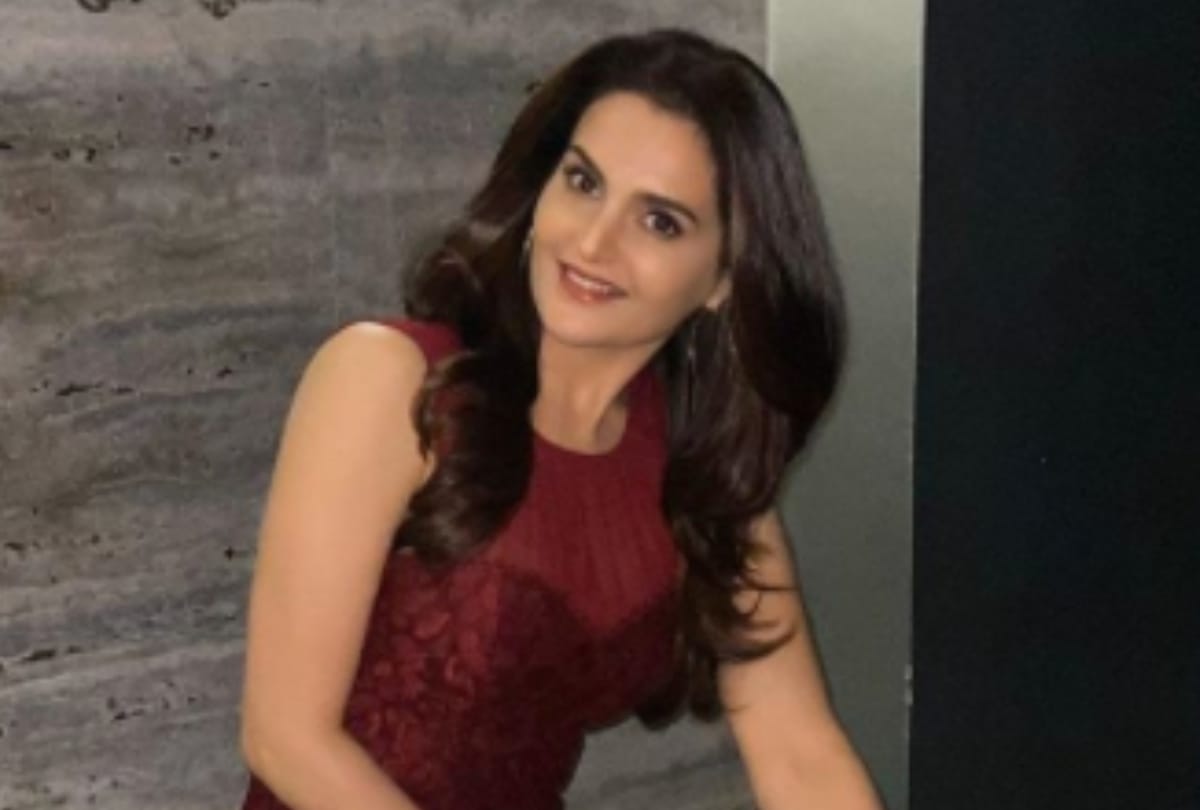 bollywood actress monica bedi offered lead role in film karan arjun but actress had lose for this reason