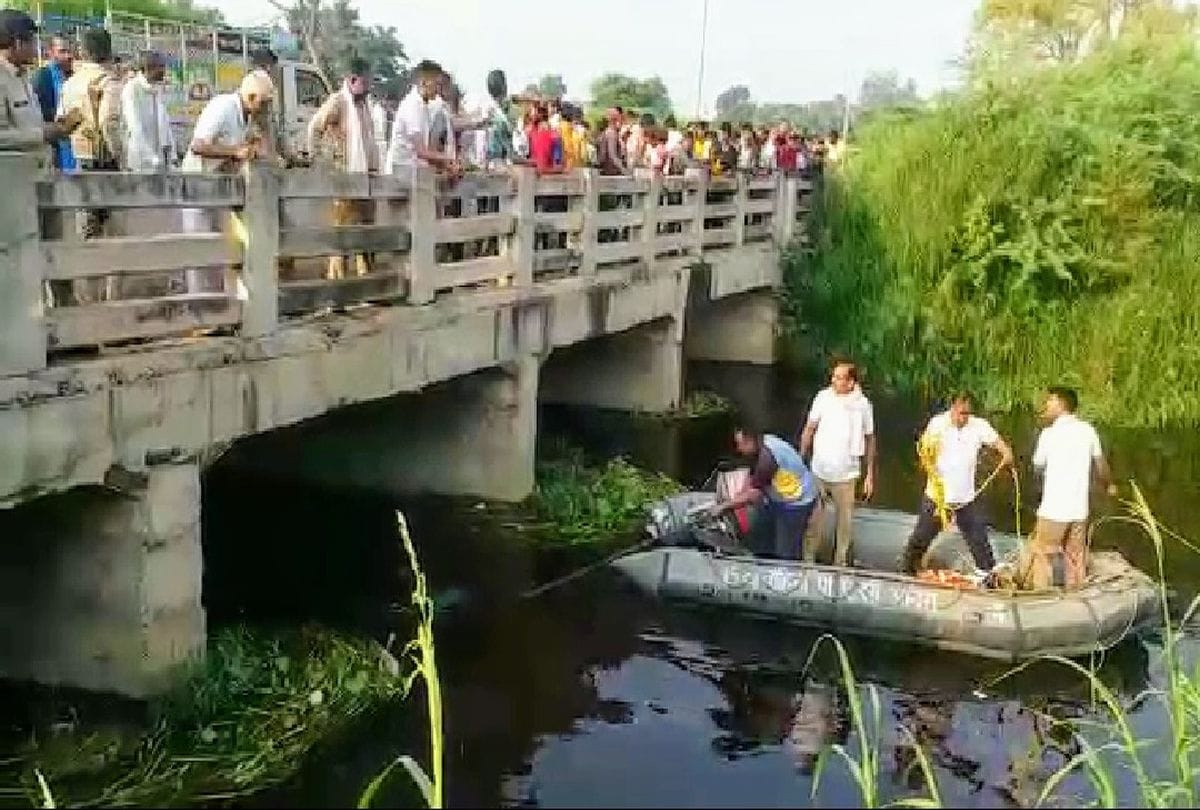 agra news: husband wife fell in canal in Fatehpur Sikri