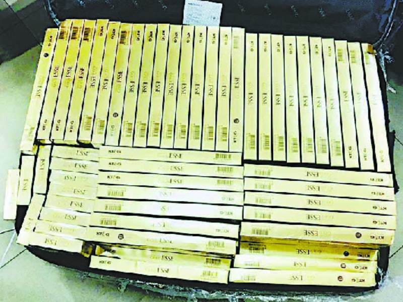13.05 lakh rupees foreign cigarettes caught at amausi airport