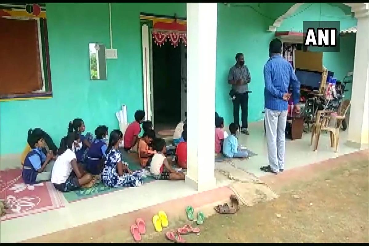 Chhattisgarh: cinema wale babu teacher in Koriya conducts mohalla classes for school students