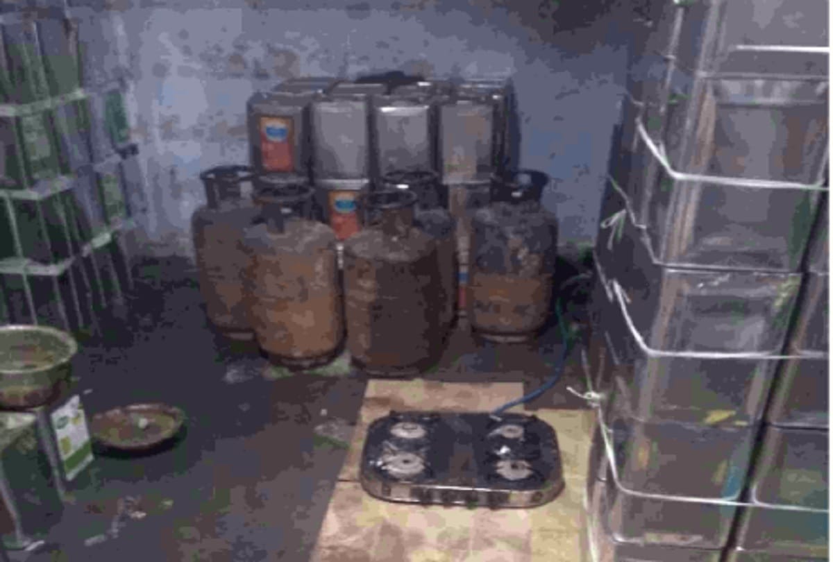 fake Desi ghee factory busted in Bawana area of delhi owner arrested fraud news in delhi 