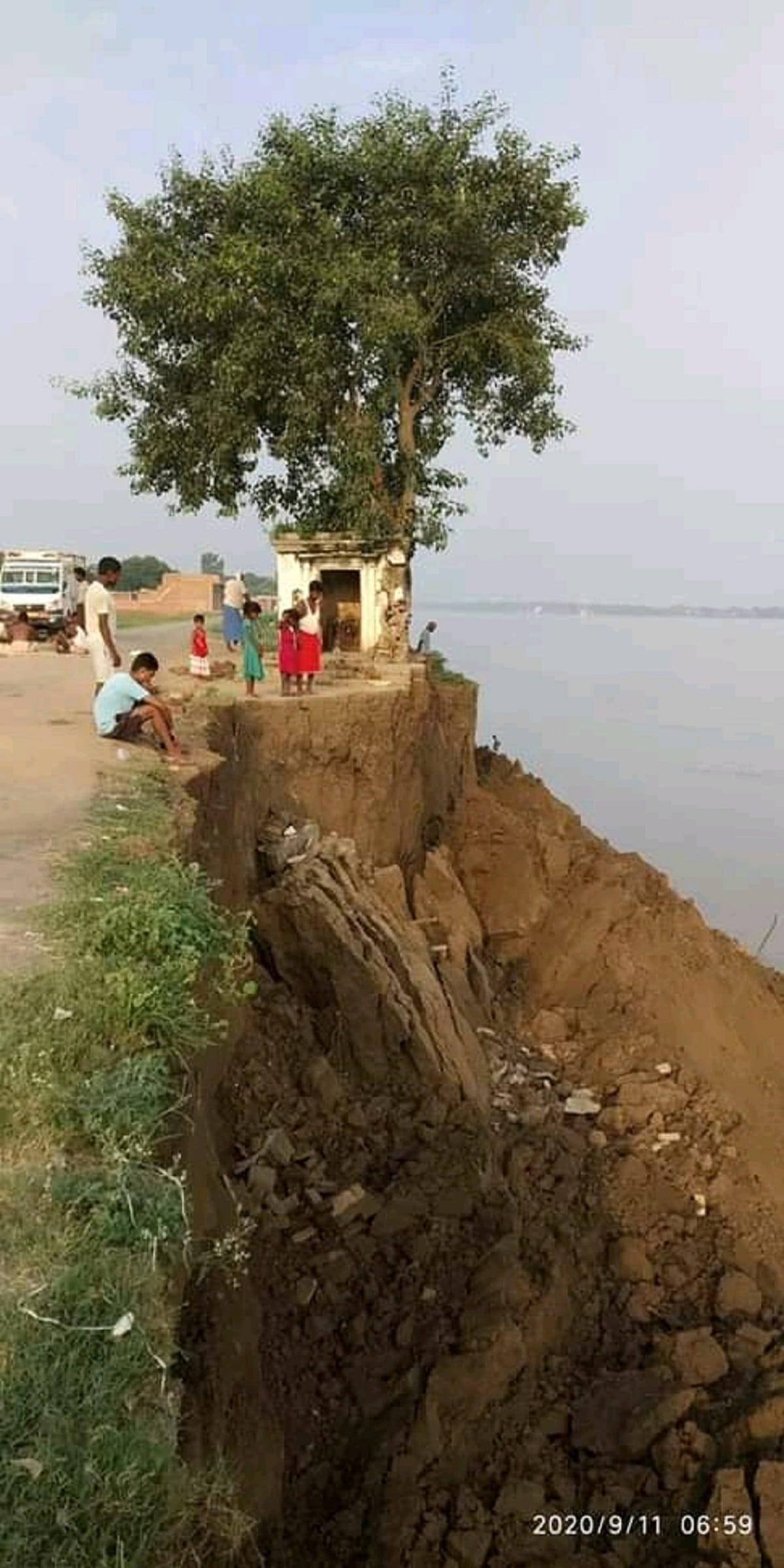 hundred years old temple of Dih Baba went down due to the cutting of the Ganges in chandauli