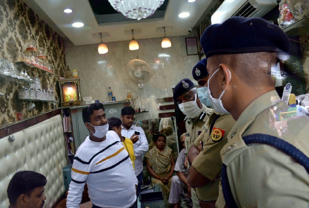 Robbery case at Aligarh jewellery showroom: Inspector suspended ADG arrived at the scene