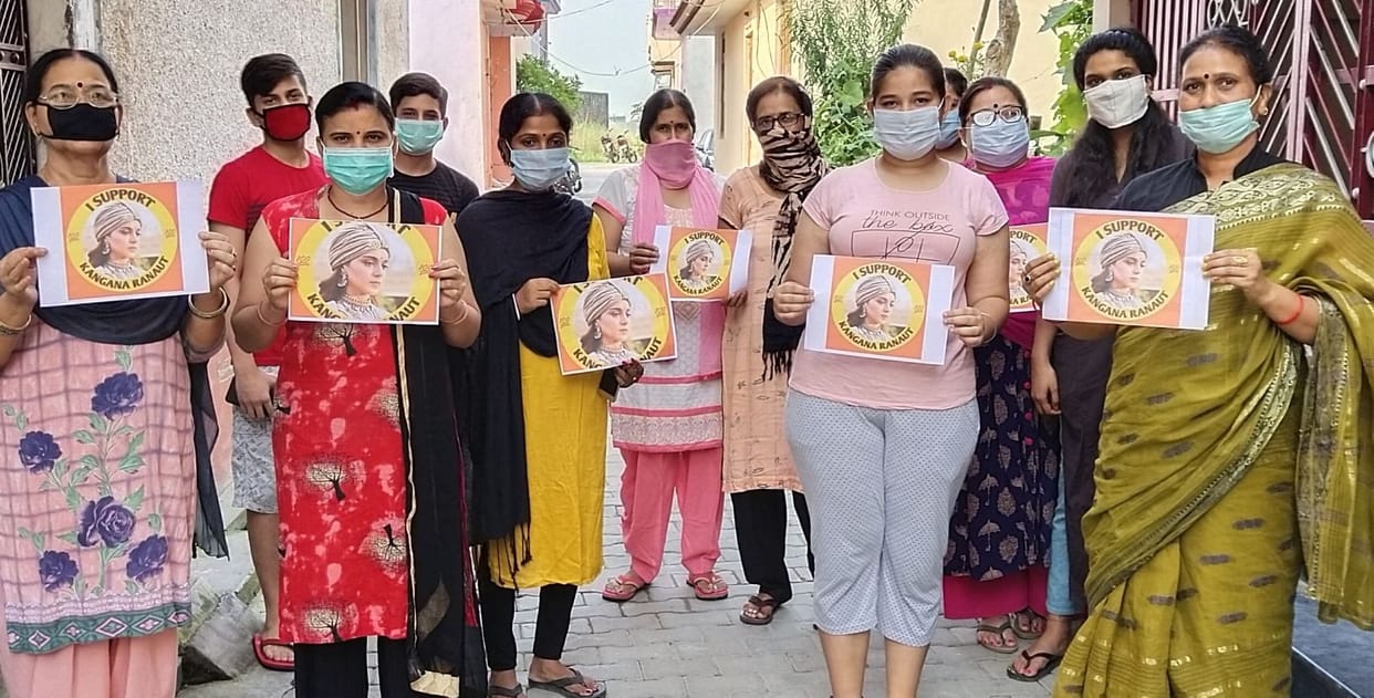 Women burnt effigy of Uddhav Thackeray, Sanjay Raut