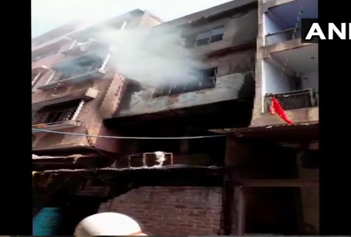 Fire in Shahjada Bagh Inderlok Delhi News:delhi fire breaks out in plastic factory of shahjada bagh inderlok many fire tenders at spot all updates