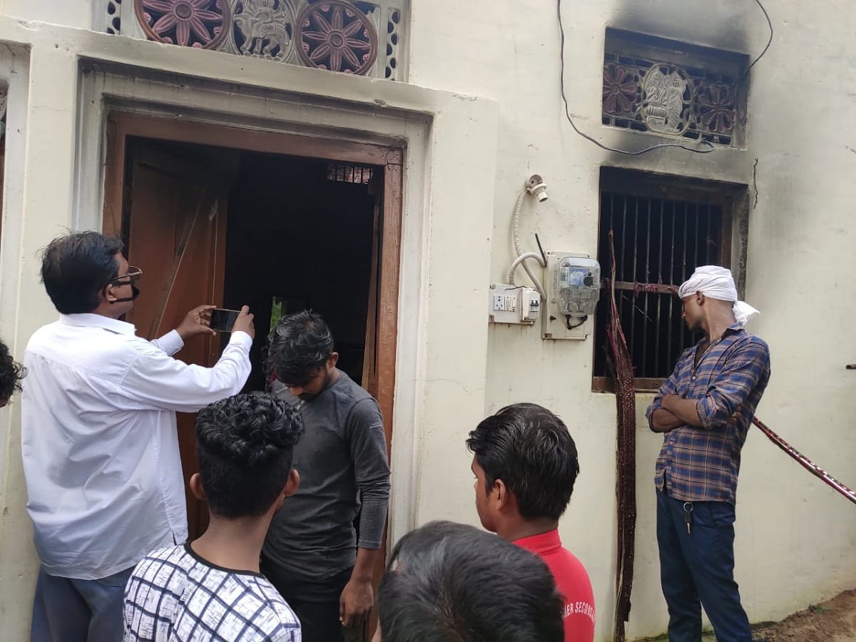 Fire in Jaunpur UP News: Three people burnt alive due to fire in room including mother nine months and three years old son in jaunpur up