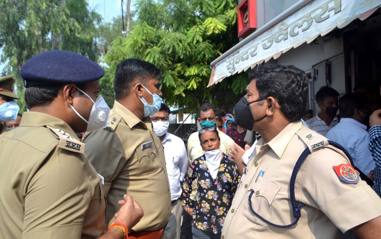 35 lakh robbed from jeweler shop in Aligarh