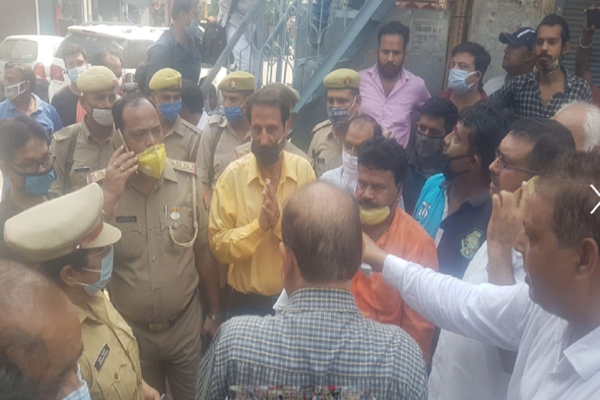 Two groups of traders clashed for closing the market in meerut yesterday