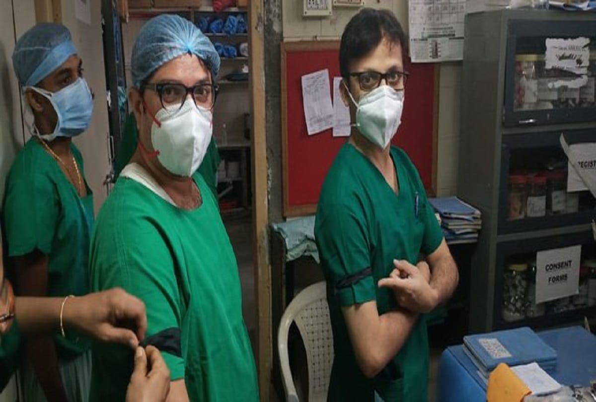 Resident doctors in Mumbai wear black ribbons in protest against new quarantine circular