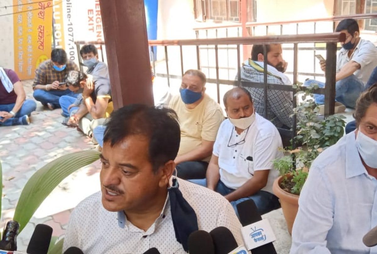 Congress MLA sunder singh thakur sits on dharna outside SP Office Kullu