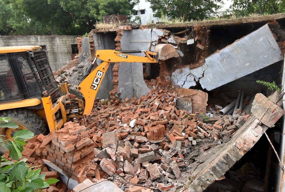 Prayagraj Ateeq Ahmed News: Bulldozers of Atiq's cousin's property worth crores Allahabad