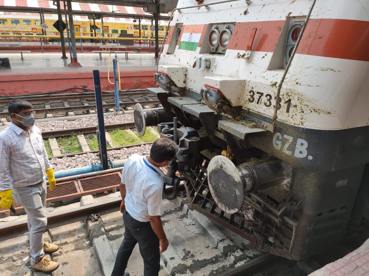 Thieves cut OHE wire, four trains parked there