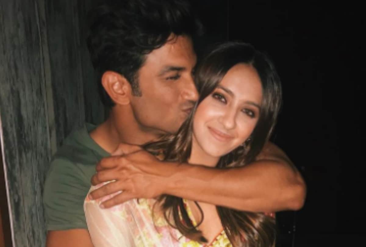 Sushant Singh Rajput with Alia Bhatt friend Akansha Ranjan Kapoor throwback pictures viral