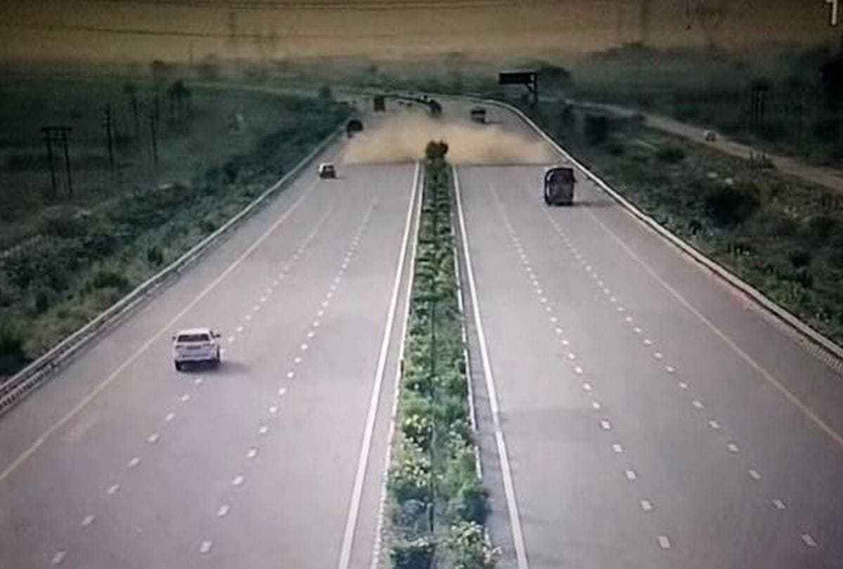 woman dies after over speed car collided with divider on Agra Lucknow expressway