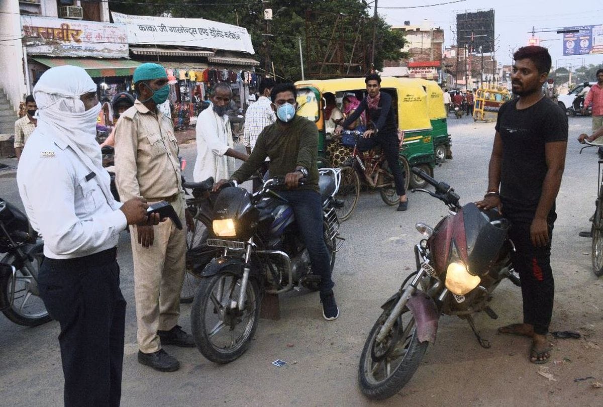 Agra Police Check Mask In City Shops