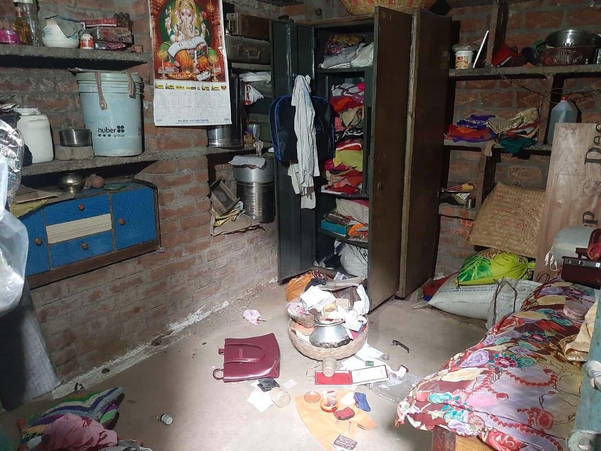 nagadee ,jevar samet teen laakh ka maal le gae chor