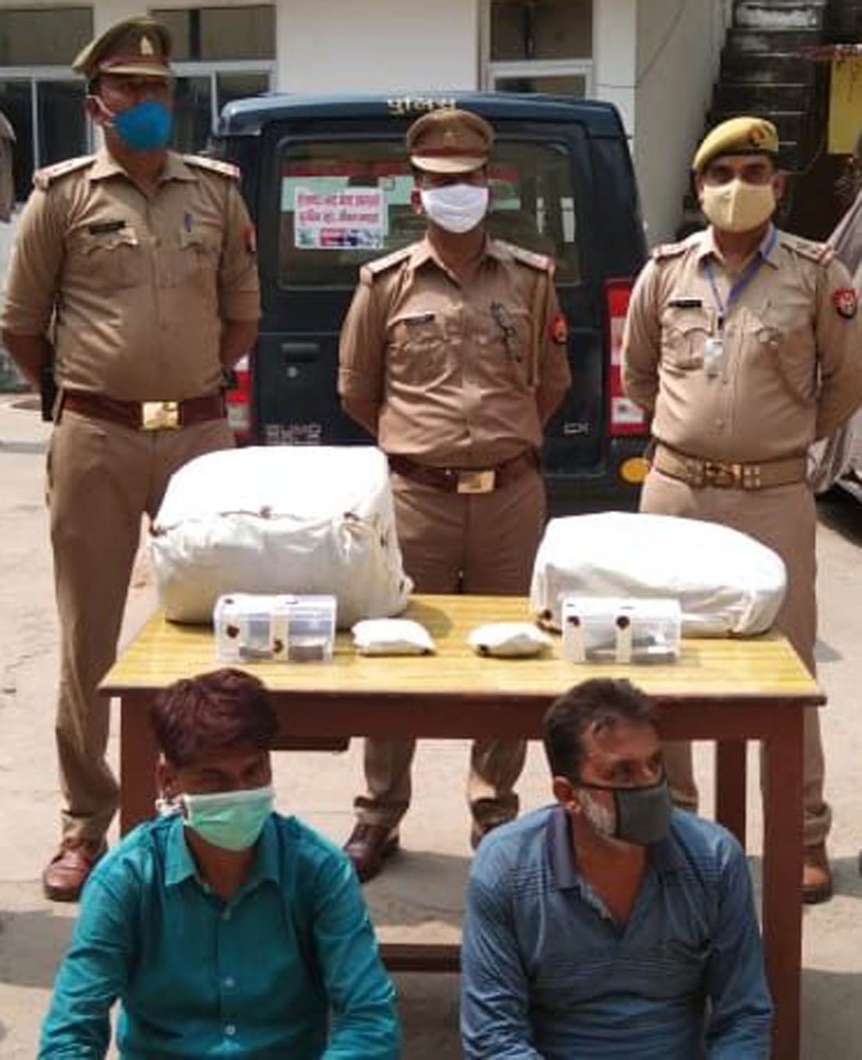 ganja ke sath do arrest