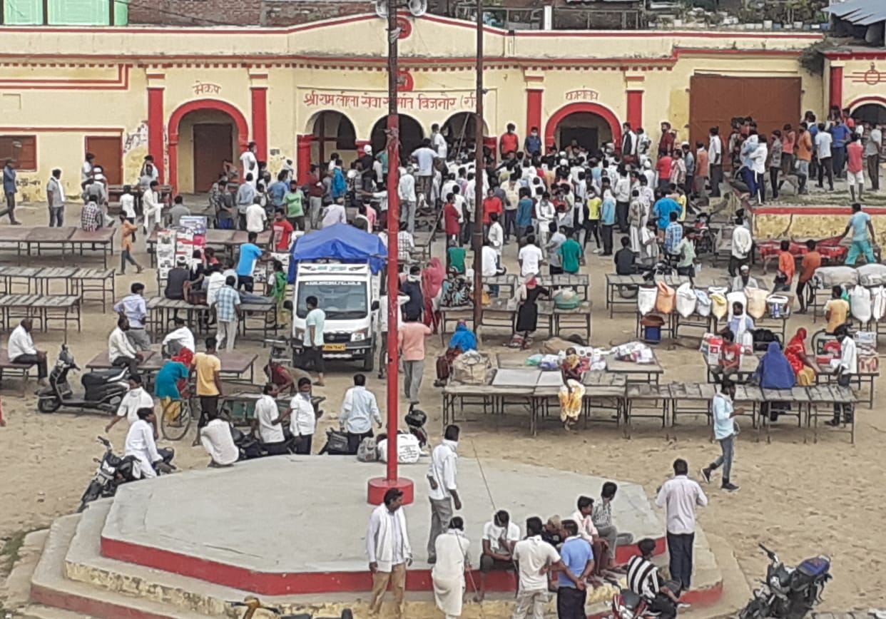 Crowd thronged Sunday market, social distancing ignored