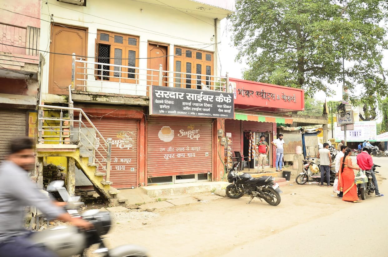Outpost incharge closed the shops of the city, debated with traders