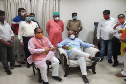 BJP state president Swatantra Dev Took Refreshments At Scheduled Caste worker