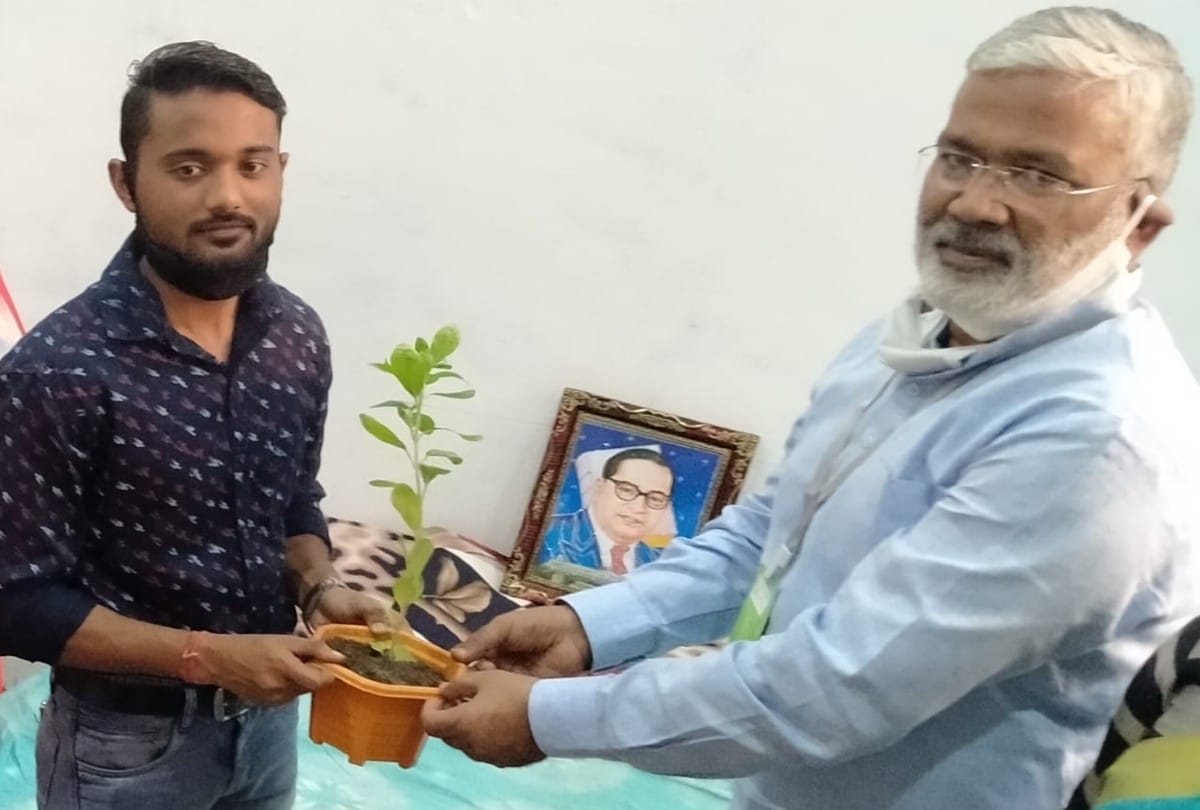 BJP state president Swatantra Dev Took Refreshments At Scheduled Caste worker