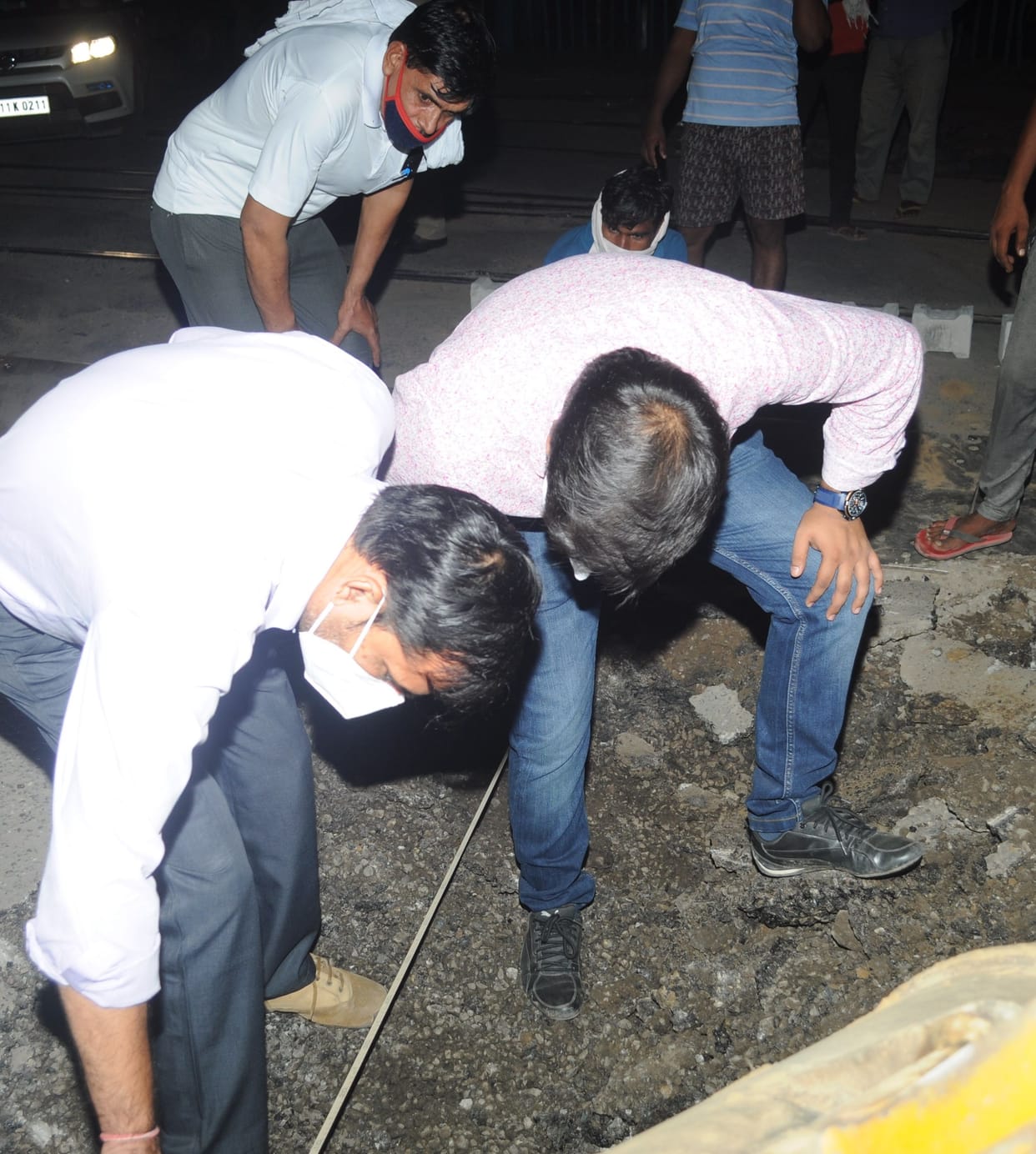 Dhimanpura railway gate remained open during the day, work continued at night