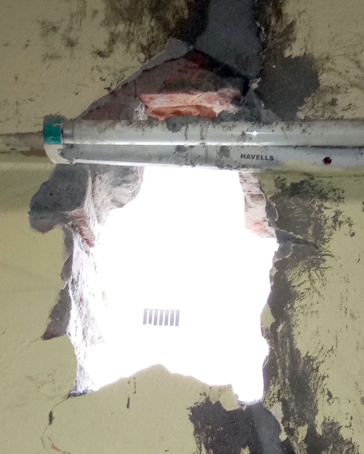Dent in bank, crooks reach strong room