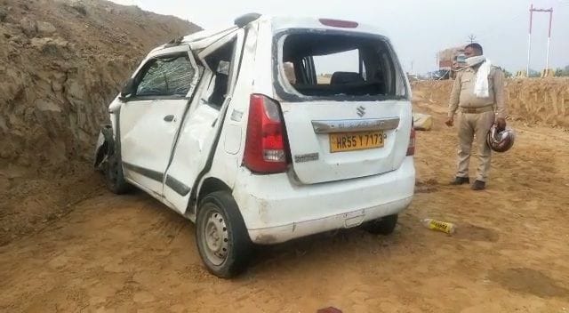 Car fell into a ditch, five passengers injured
