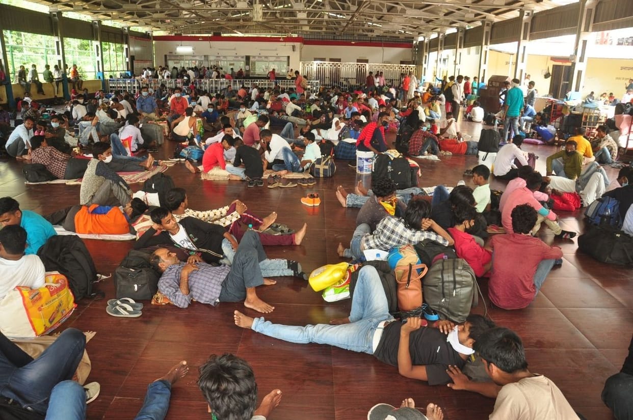 Station croud traveller disturb
