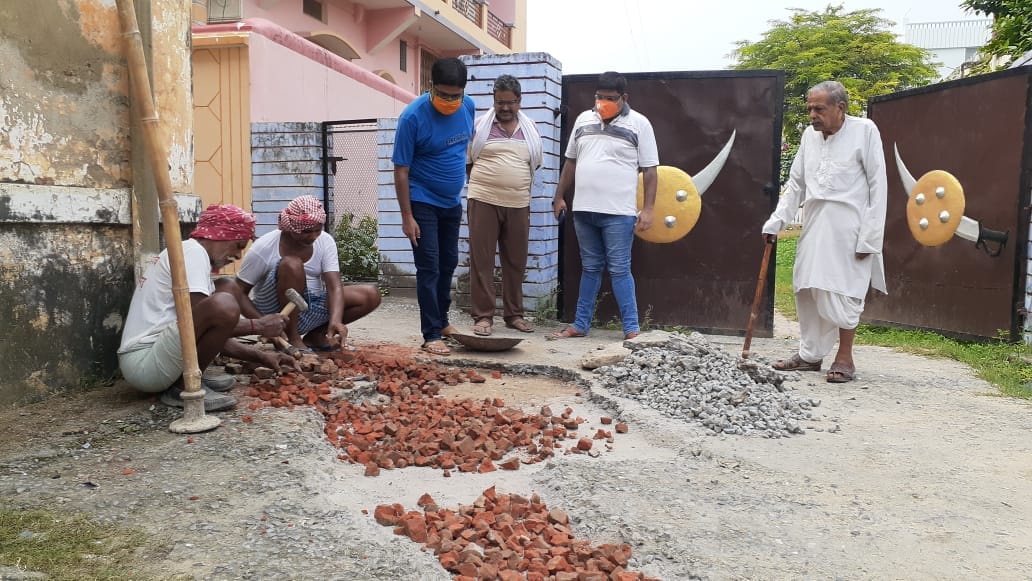 Disappointed with his own government, BJP city president started building the lane himself