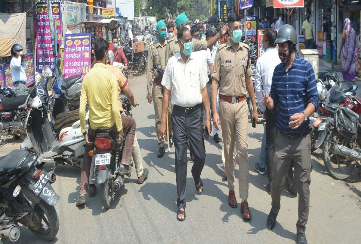 Agra Police Check Mask In City Shops