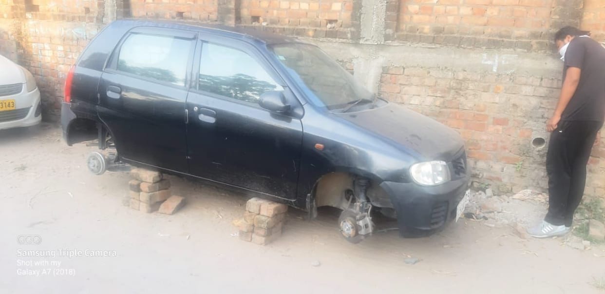 Thieves stolen Alto car four tyres