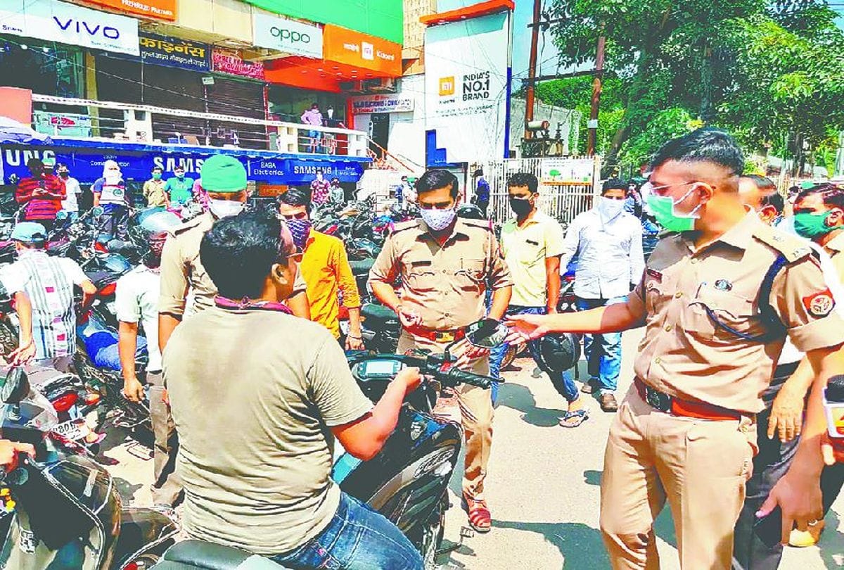Agra Police Check Mask In City Shops