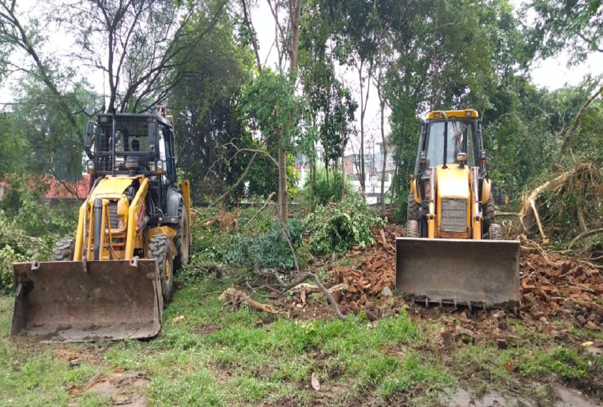 Ateeq Ahmed news : in prayagraj police administration run bulldozers in mafia property