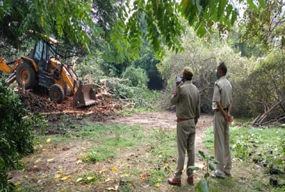 Ateeq Ahmed news : in prayagraj police administration run bulldozers in mafia property