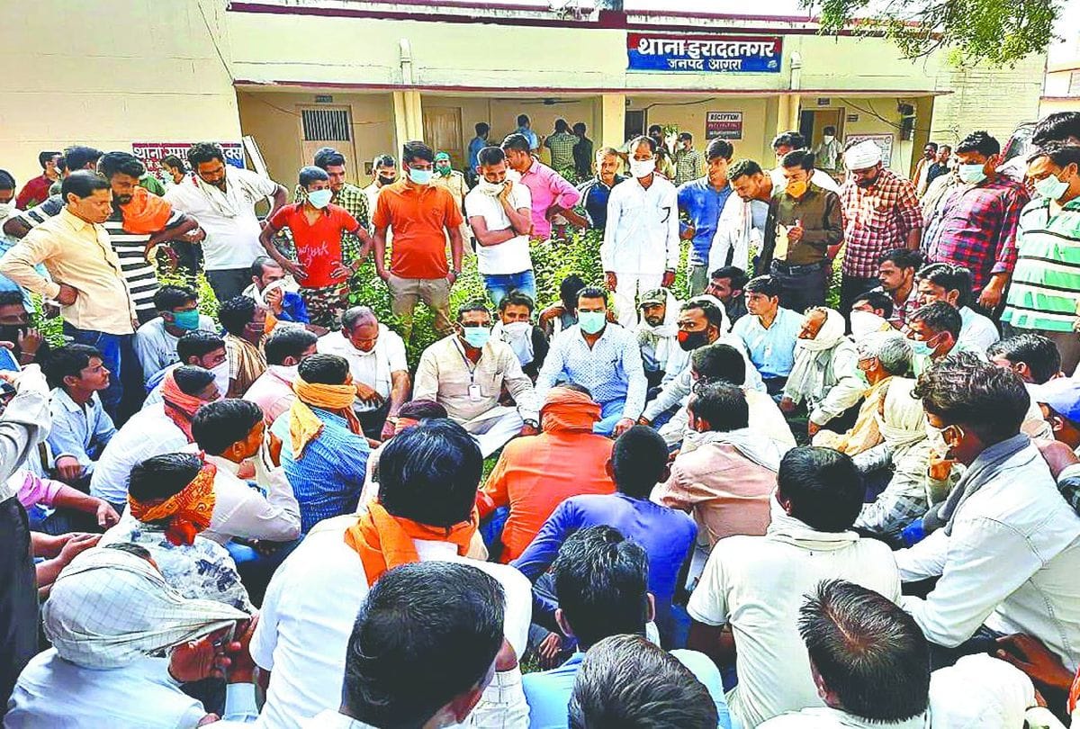 BJP and VHP workers protest at Police Station in agra