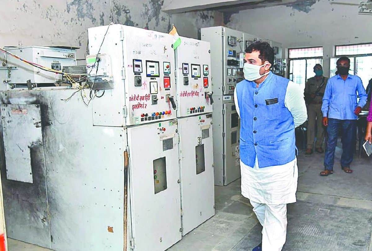 Up Energy Minister Shrikant Sharma Darshan In Govardhan Mandir